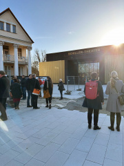 Vor dem Schiller-Theater Rudolstadt