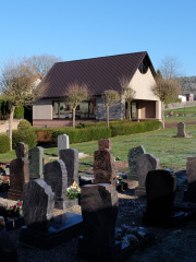TAKTAK • TRAUERHALLE SCHWALLUNGEN • Blick über die Friedhofsmauer, Bild: Robert Ilgen