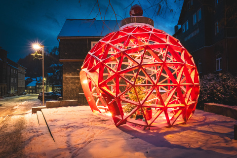 Ansicht Christbaumkugel vom Hüttenplatz, Bild: Axel Bauer ( formplus )