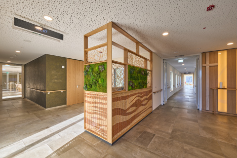 Eingangsbereich mit Blick in den umlaufenden Flur, Bild: Tino Sieland