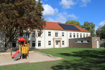 Südansicht mit Neubau Abstellbox, Bild: Tobias Winkler