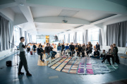 Textilkünstlerin Karen Modrei sprach im Saal über das widerständische Potential in Craft Performances.