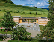 Neubau Informations‐ und Erlebniszentrum Thüringer Freilichtmuseum Hohenfelden, Eingangsgebäude mit Vorplatz
