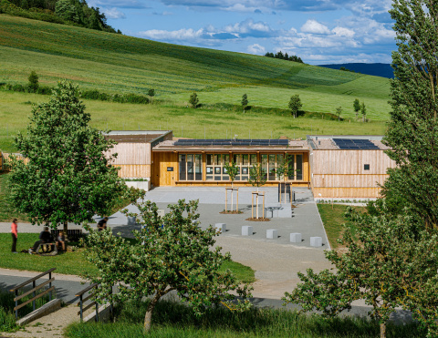 Neubau Informations‐ und Erlebniszentrum Thüringer Freilichtmuseum Hohenfelden, Eingangsgebäude mit Vorplatz, Bild: Alexander Burzik