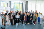 Das Thüringer Baukultur-Bankett bildete den Auftakt des Baukultur-Festivals. Hier kamen die Nominierten des Thüringer Staatspreises für Baukultur, die Jury und weitere an einer langen Tafel zusammen.