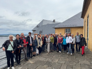 Schloss – Terrasse und Blick über die sanierten Dächer auf die Hügel des Harzes