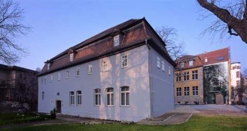 im Vordergrund das Pfarrhaus, im Hintergrund das Gemeindezentrum, Bild: Michael Miltzow, Bildwerk Weimar
