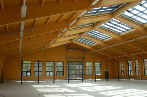 Ausbildungshalle, weitgespanntes Holztragwerk, Bild: Detlef Fischer