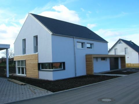 Straßenseite, Bild: Helge Bucki